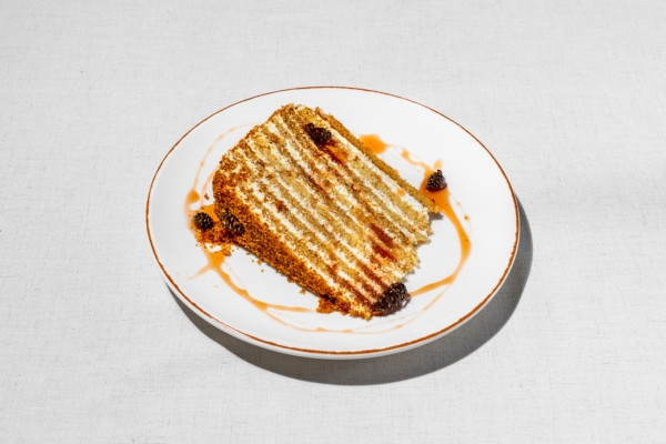 Фірмовий медовий торт з боржомськими шишками